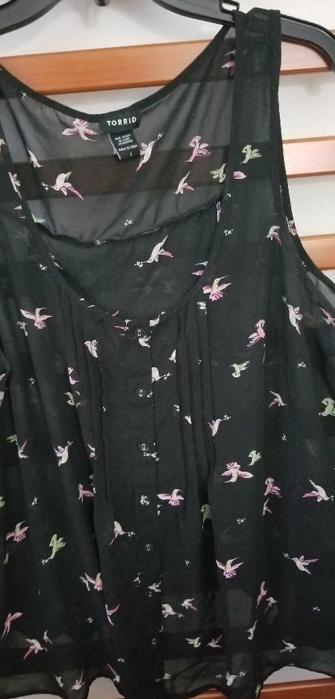 Black Torrid humming bird tank top. Plus size 1
